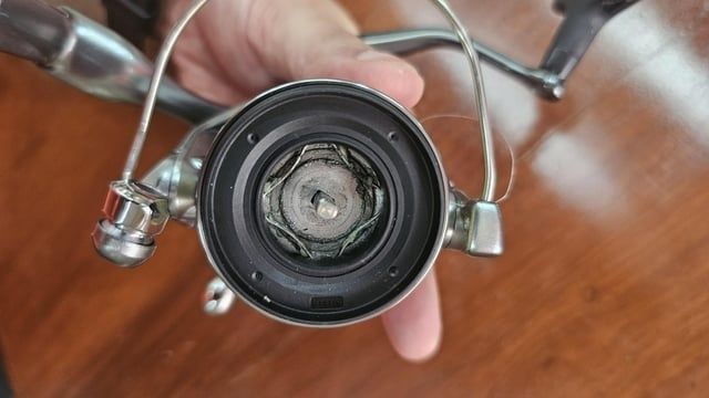 Åpnet haspelsnelle med synlig salt- og smussbelegg